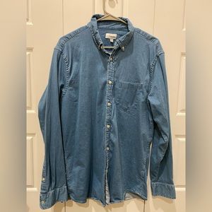 Sonoma brand lightweight button up shirt. Men’s size Large. Denim appearing.